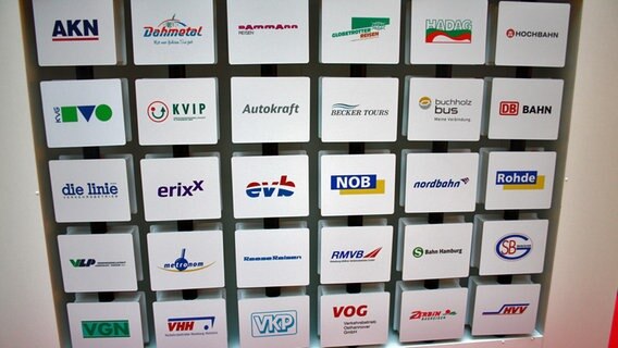 Die Logos aller HVV-Unternehmen im Überblick. © NDR Foto: Heiko Block