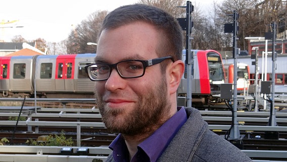 Daniel Frahm, Hochbahn-Historiker, auf dem Betriebshof in Barmbek. © NDR Foto: Heiko Block