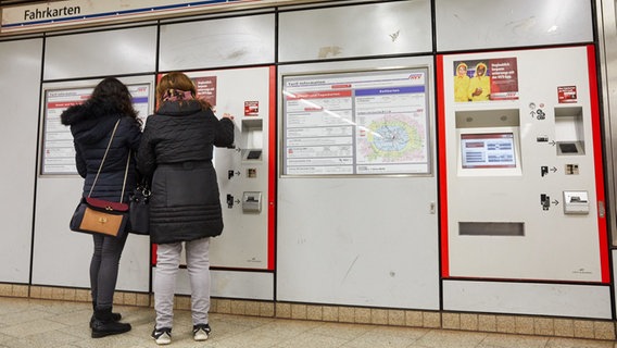 Zwei Frauen stehen vor einem Fahrkartenautomaten vom HVV © picture alliance/dpa Foto: Georg Wendt