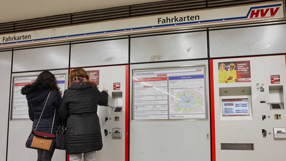 Zwei Frauen holen sich Tickets am HVV-Fahrkartenautomaten. © picture alliance/dpa Foto: Georg Wendt