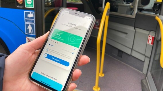 Ein Handy zeigt das neue Ticket "hvv Any" an. © NDR Foto: Reinhard Postelt