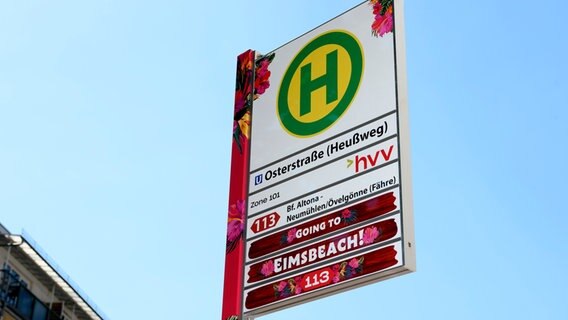 Das Schild einer neuen Bushaltestelle der Linie 113 an der Osterstraße in Hamburg-Eimsbüttel. © Hochbahn 