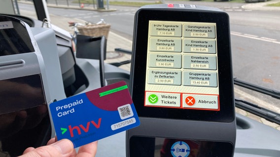 Eine Hand hält eine Prepaid-Karte des HVV vor ein Lesegerät in einem Bus in Hamburg. © NDR Foto: Reinhard Postelt