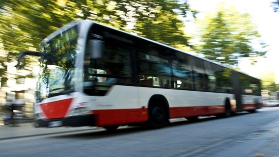 Ein Linienbus des HVV fährt auf einer Straße in Hamburg. © picture alliance/Bildagentur-online Foto: picture alliance/Bildagentur-online