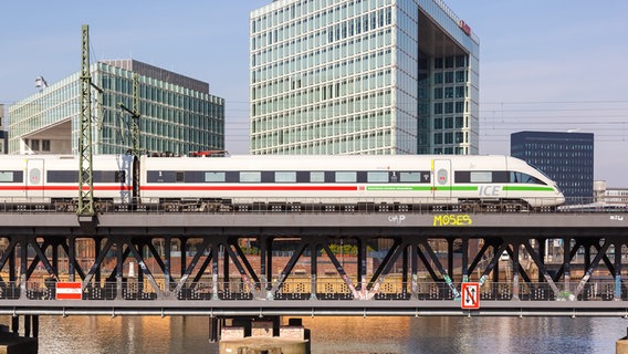 Ein Zug der Deutschen Bahn fährt auf der Oberhafenbrücke in Hamburg. © picture alliance Foto: Markus Mainka