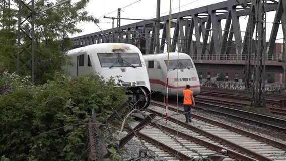 Nach einem Oberleitungsschaden ist ein ICE in Hamburg zum Stehen gekommen. © Nonstopnews Foto: Screenshot