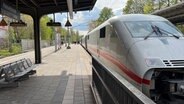 Ein ICE steht in Hamburg am Bahnhof Hasselbrook. Der Zug wurde evakuiert. © NDR Foto: Ingmar Schmidt