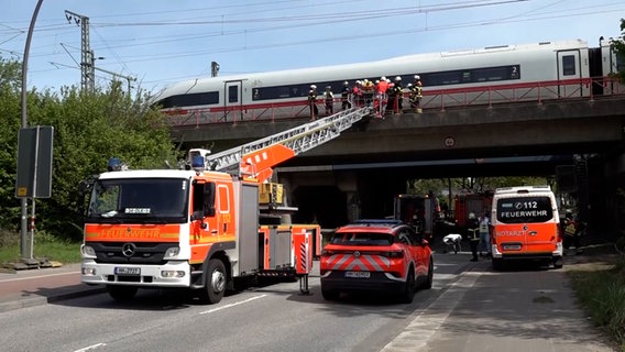 Eine Drehleiter der Feuerwehr birgt eine verletzte Person. © Nonstop News Foto: Screenshot