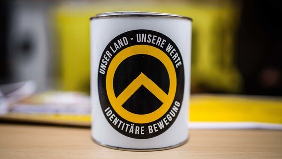 Eine Spendendose mit dem Logo der Identitären Bewegung © picture alliance/ZUMA Press Foto: Sachelle Babbar