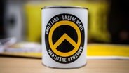 Eine Spendendose mit dem Logo der Identitären Bewegung © picture alliance/ZUMA Press Foto: Sachelle Babbar