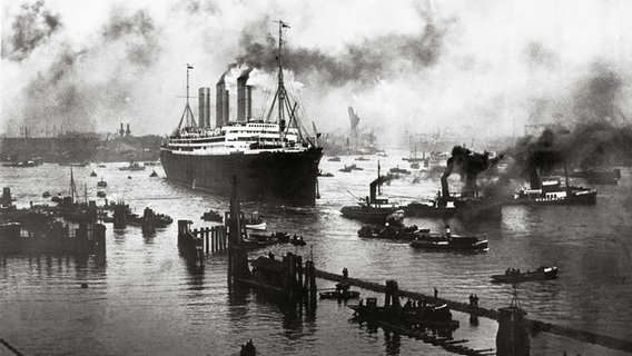Ausfahrt des damals größten Schiffes der Welt aus dem Hamburger Hafen: der Dampfer "Imperator" der Hamburg-Amerika-Linie. © dpa 