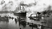 Ausfahrt des damals größten Schiffes der Welt aus dem Hamburger Hafen: der Dampfer "Imperator" der Hamburg-Amerika-Linie. © dpa 