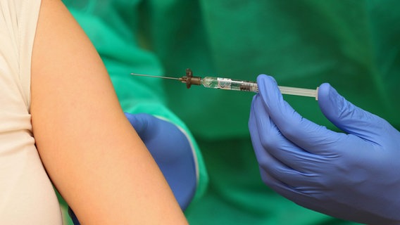 Eine Person wird geimpft. © picture alliance/pressefoto_korb Foto: Micha Korb