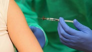 Eine Person wird geimpft. © picture alliance/pressefoto_korb Foto: Micha Korb