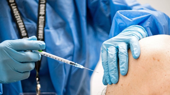 Ein Mann wird mit einem Impfstoff geimpft, der speziell gegen die Omikron-Variante BA.1 entwickelt wurde. © picture alliance / dpa Foto: Sina Schuldt