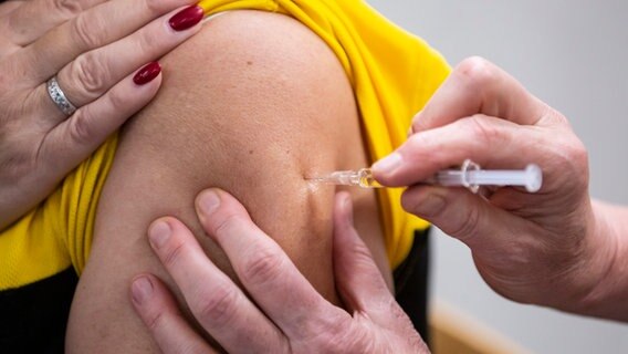 Eine Frau lässt sich gegen Grippe impfen. © picture alliance / dpa Foto: Christoph Soeder