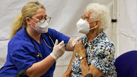 In Hamburg wird eine Seniorin gegen das Coronavirus geimpft. © picture alliance / dpa Foto: Christian Charisius