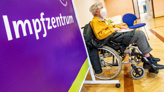 Die 84-jährige Karin Sievers wartet im Hospital zum Heiligen Geist nach ihrer zweiten Corona-Impfung im Ruheraum. In dem Alten- und Pflegeheim in Poppenbüttel waren am 27. Dezember 2020 die ersten Bewohner und Mitarbeiter in Hamburg gegen das Virus geimpft worden. © picture alliance / dpa Foto: Axel Heimken
