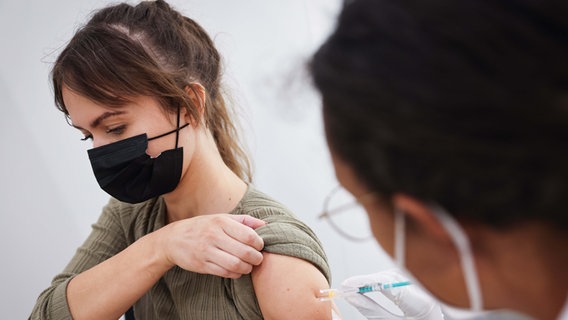 Eine Frau in Hamburg bekommt ihre Zweitimpfung gegen das Coronavirus. © picture alliance / dpa Foto: Christian Charisius