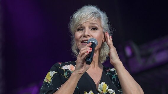 Ina Müller bei ihrem Konzert im Hamburger Stadtpark. © NDR Foto: Axel Herzig