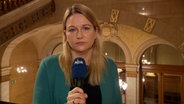 Ines Jacobi berichtet aus dem Rathaus. © NDR 