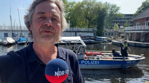 Ingmar Schmidt berichtet an der Alster über das neue Elektroboot "Krabbe" der Hamburger Wasserschutzpolizei. © NDR 