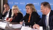 Peter Beuth (CDU, l-r), Innenminister von Hessen, Iris Spranger (SPD), Berlins Innensenatorin, Nancy Faeser (SPD), Bundesinnenministerin, und Andy Grote (SPD), Hamburgs Innensenator, nehmen an einer Pressekonferenz nach dem Abschluss der Innenministerkonferenz (IMK) teil. © Joerg Carstensen/dpa Foto: Joerg Carstensen