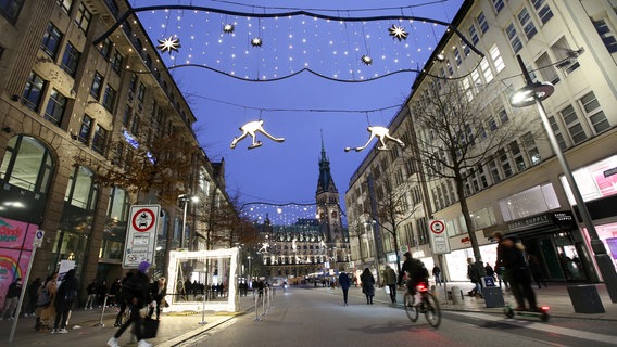 Menschen sind beim Shopping in der weihnachtlich geschmückten Mönckebergstraße in der Innenstadt von Hamburg unterwegs. © picture alliance/dpa | Bodo Marks Foto: Bodo Marks