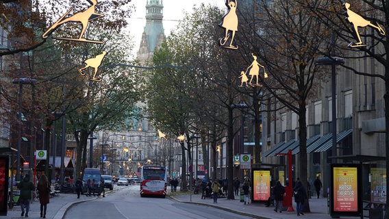 Weihnachtliche Straßenbeleuchtung hängt über der Mönckebergstraße in der Hamburger Innenstadt. © dpa Foto: Marcus Brandt