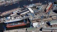 Das Gelände der Werft Blohm+Voss mit Trocken- und Schwimmdocks ist im Hafen von Hamburg zu sehen. © picture alliance / dpa | Markus Scholz Foto: Markus Scholz