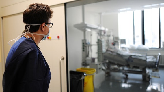 Ein Krankenpfleger betritt die Intensivstation des Universitätsklinikums Hamburg-Eppendorf (UKE). © picture alliance / dpa Foto: Angelika Warmuth
