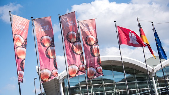 Flaggen mit dem Logo der Internorga wehen vor den Hamburger Messehallen. © picture alliance/dpa Foto: Daniel Bockwoldt