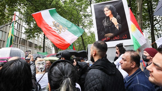 Während einer Demonstration gegen das politische Regime im Iran ist ein großes Bild der 22-jährigen Mahsa Amini zu sehen, die 2022 im Iran nach ihrer Verhaftung durch die Sittenpolizei gestorben war. © picture alliance/dpa Foto: Bodo Marks