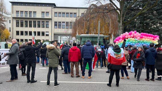 Etwa 150 Menschen demonstrieren vor dem NDR-Gelände im Hamburger Stadtetil Rotherbaum gegen das Regime im Iran. © NDR.de Foto: Kai Salander