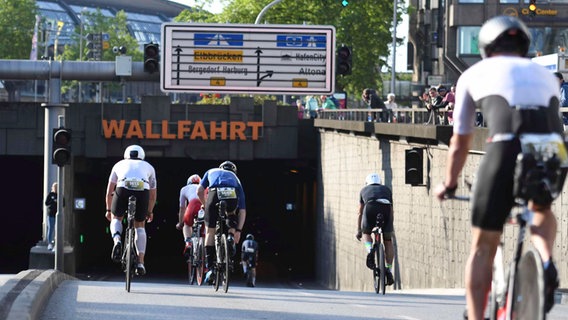 Athleten fahren beim Ironman in Hamburg auf der Radstrecke. © picture alliance / nordphoto GmbH/ Witke 