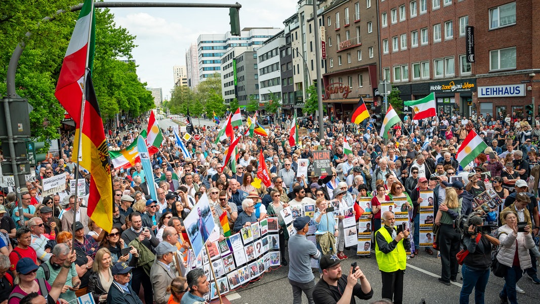 Hunderte Menschen demonstrieren in St. Georg gegen Islamismus und Antisemitismus.