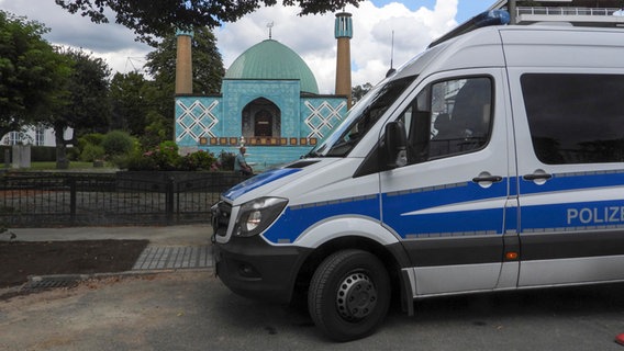 Ein Polizeiwagen steht vor dem Islamischen Zentrum Hamburg. (Archivfoto) © picture alliance 