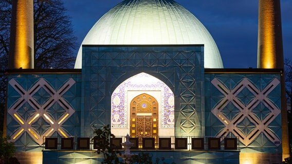 Blick auf das Islamische Zentrum Hamburg (IZH) am frühen Abend. © dpa Foto: Bodo Marks
