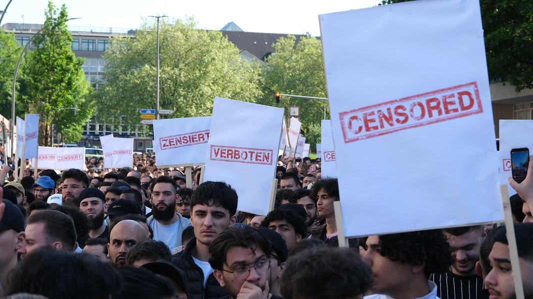 Demonstrierende Islamisten in Hamburg.