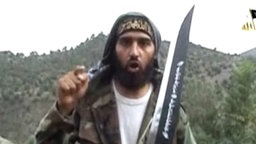 Ein Screenshot aus einem islamistischen Propagandavideo zeigt einen Mann, der sich "Abu Askar" nennt. © dpa 
