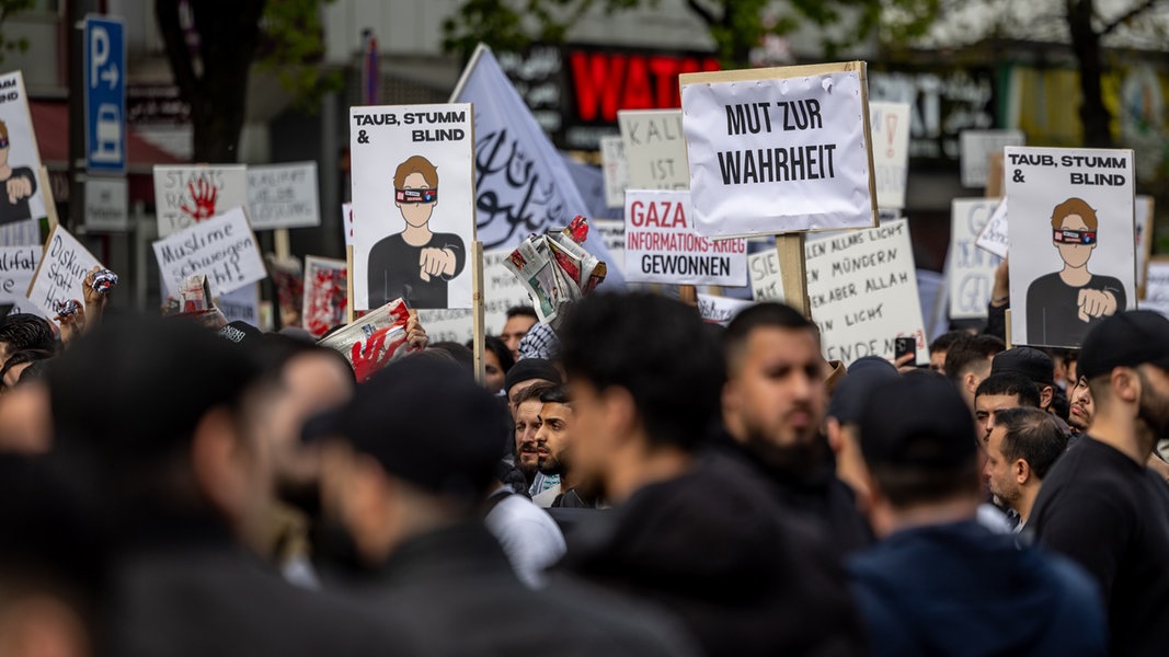 Teilnehmer einer Islamisten-Demo in Hamburg halten ein Plakat mit der Aufschrift 