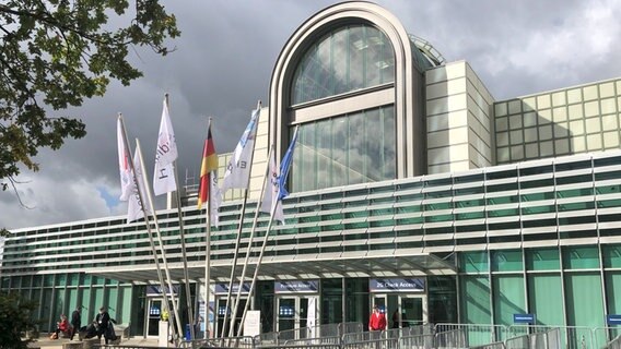 Der Eingang zum ITS-Weltkongress in den Hamburger Messehallen. © NDR Foto: Lia Gavi
