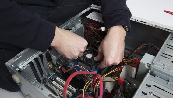 Mann repariert Computer  Foto: Silvia Marks