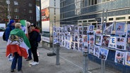 Eine Kundgebung vor dem Haus der Gerichte in Hamburg protestiert gegen das IZH. © NDR Foto: Elke Spanner