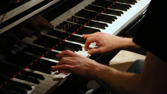 Ein Mann spielt Klavier © NDR Foto: Hanna Grimm