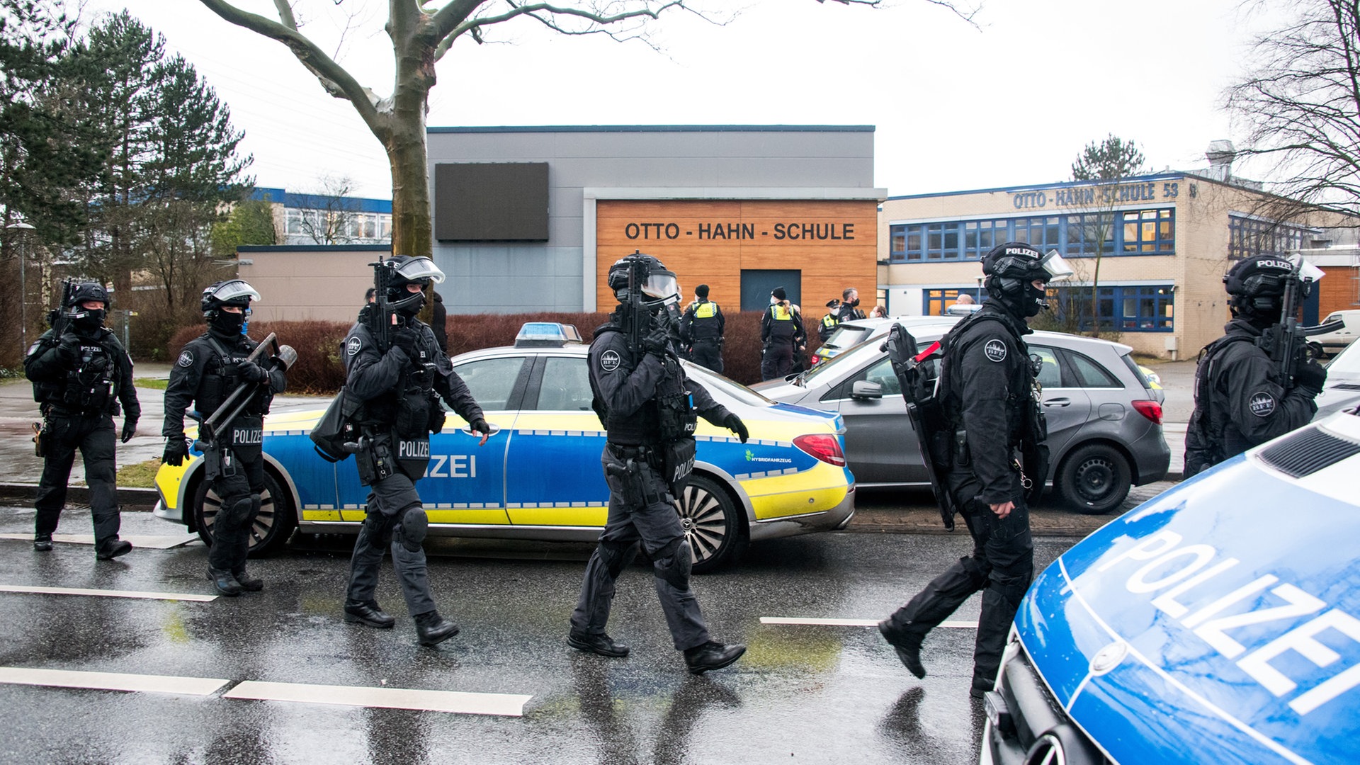 Großeinsatz der Polizei an einer Hamburger Schule