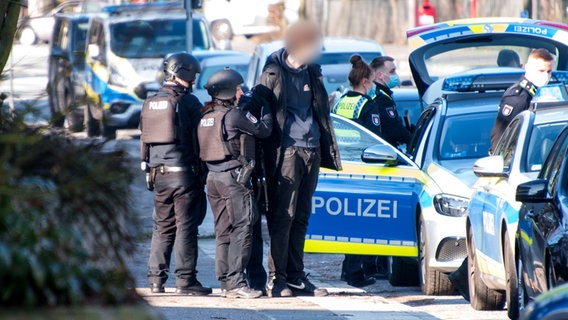 Ein Mann wird von Polizeibeamtinnen und -beamten abgeführt. © picture alliance/dpa | Daniel Bockwoldt Foto: Daniel Bockwoldt