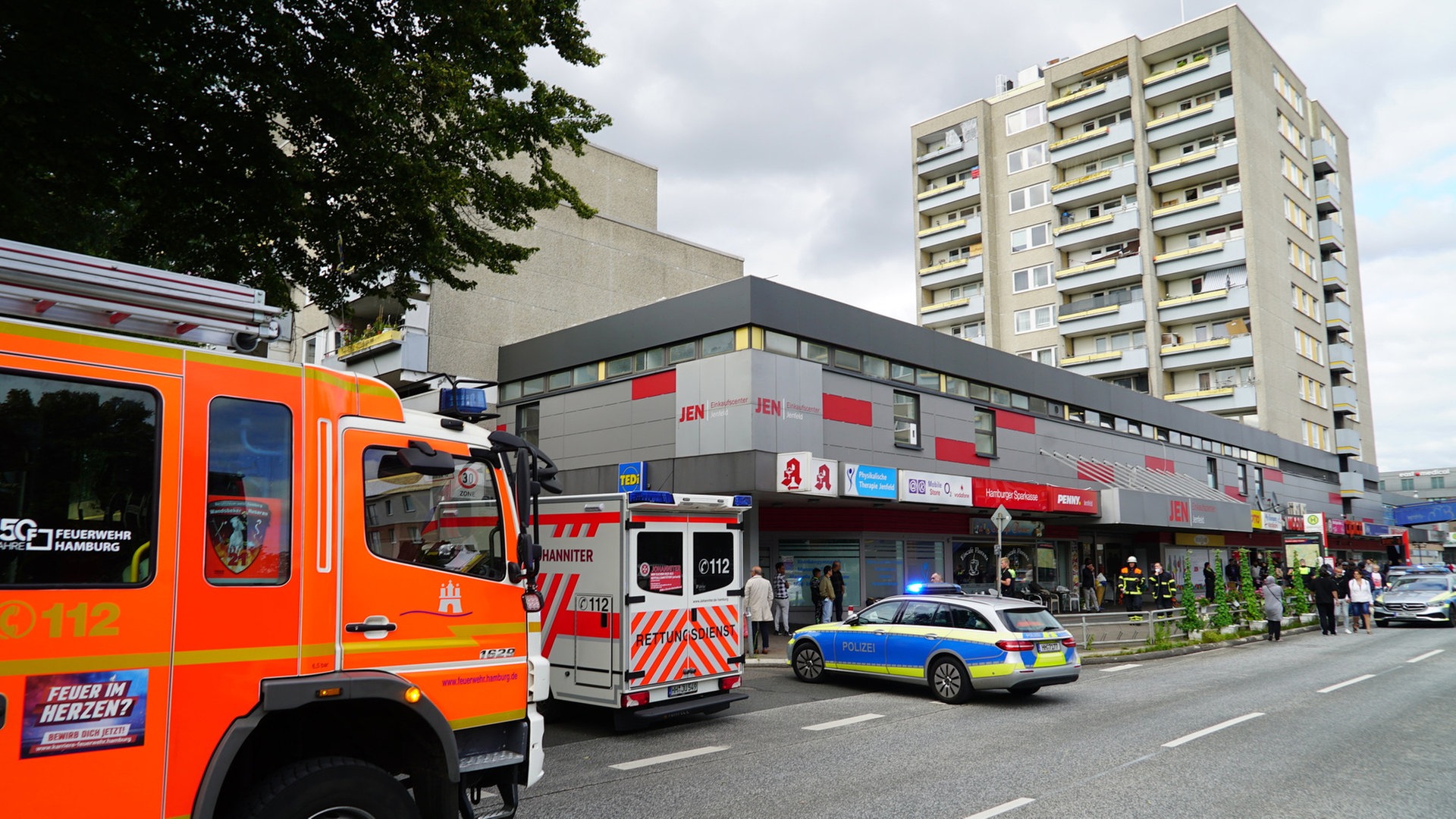 Jenfeld: Zwei Männer mit Messer im Streit verletzt