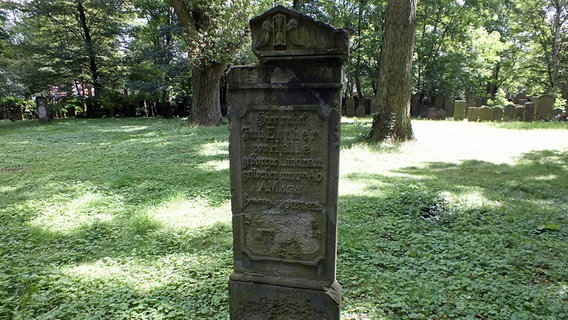 Ein Grabstein mit deutscher Inschrift auf dem Jüdischen Friedhof Altona © NDR.de Foto: Marc-Oliver Rehrmann