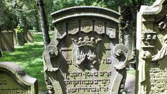 Zwei segnende Hände auf einem Grabstein des Jüdischen Friedhofn Altona © NDR.de Foto: Marc-Oliver Rehrmann